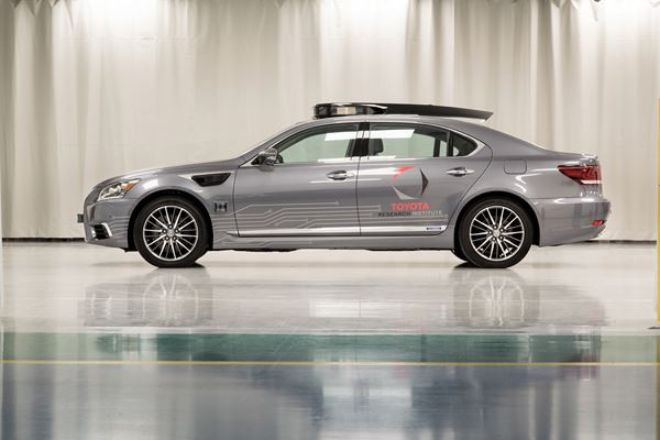 Le véhicule autonome expérimental Toyota embarque de multiples détecteurs