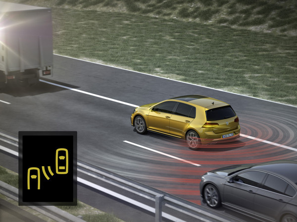 Le Rear Traffic Alert surveille la zone environnante arrière et les côtés du véhicule