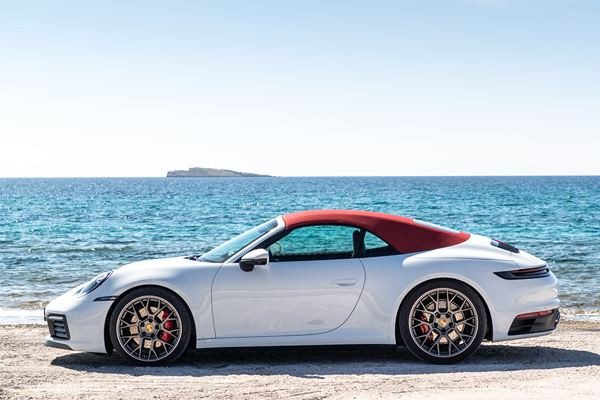 La capote de la Porsche 911 Cabriolet donne à la ligne de toit une allure de coupé