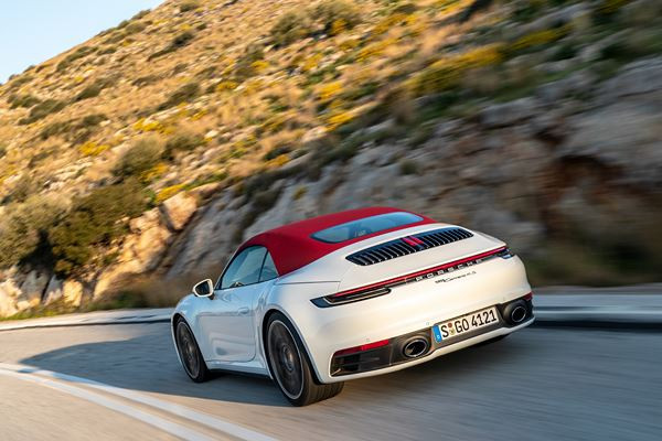 La capote de la Porsche 911 Cabriolet donne à la ligne de toit une allure de coupé