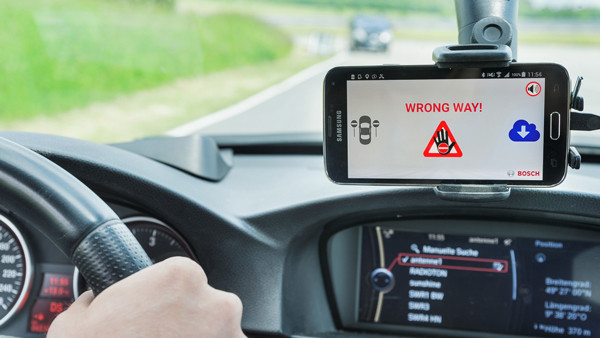 Le système d’alerte « véhicule à contresens » alerte le conducteur circulant à contresens