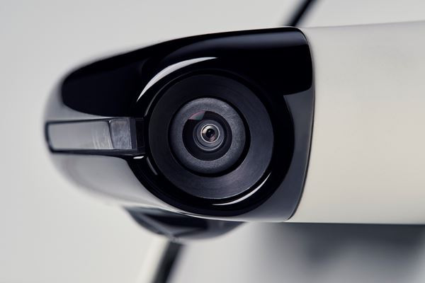 La rétrovision par caméras latérales se projette dans le champ visuel du conducteur