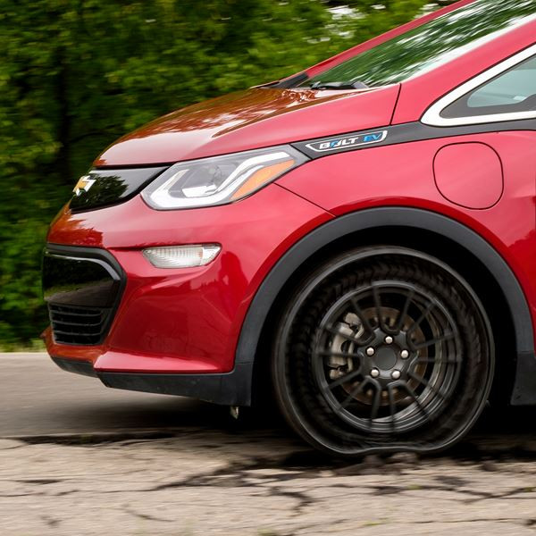 Le prototype de pneu sans air comprimé Michelin Uptis élimine tout risque de crevaison