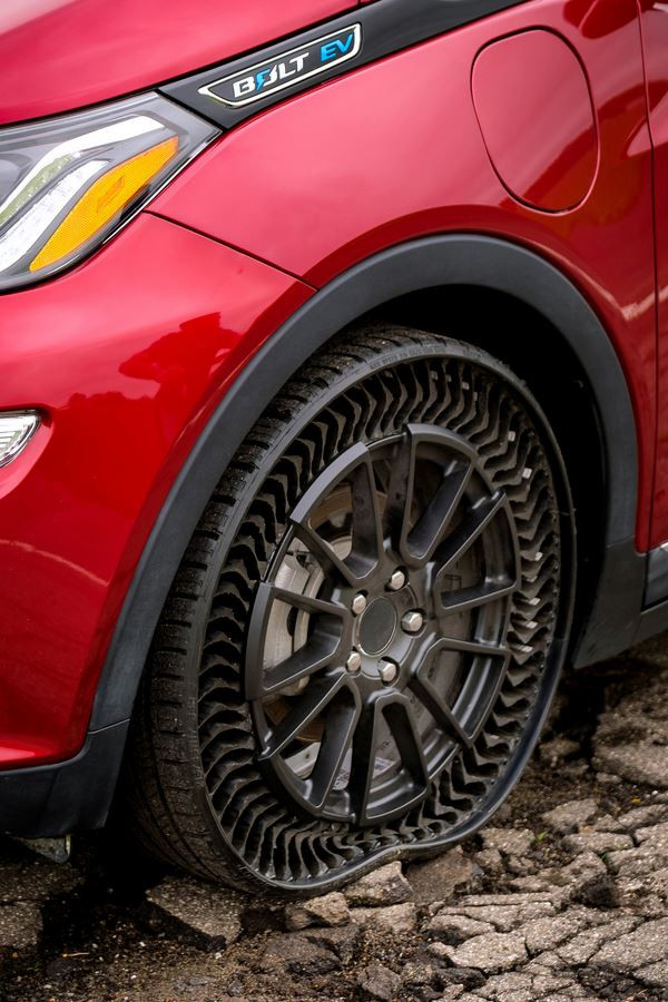 Le prototype de pneu sans air comprimé Michelin Uptis élimine tout risque de crevaison