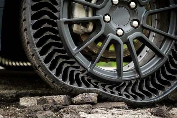 Le prototype de pneu sans air comprimé Michelin Uptis élimine tout risque de crevaison