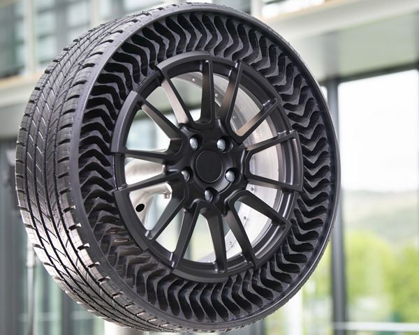 Le prototype de pneu sans air comprimé Michelin Uptis élimine tout risque de crevaison