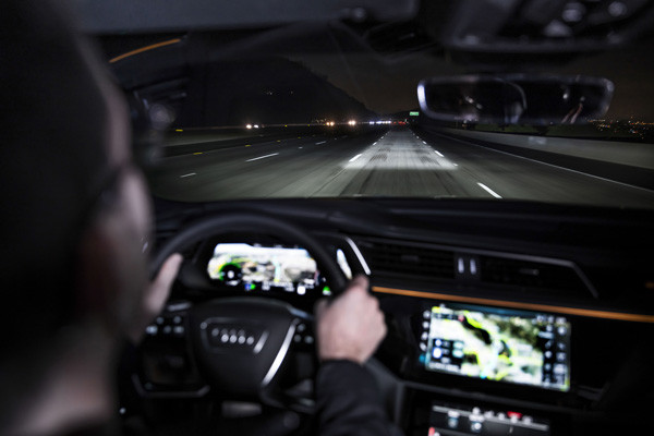 La lumière des phares digitaux Matrix LED Audi se décompose en minuscules pixels