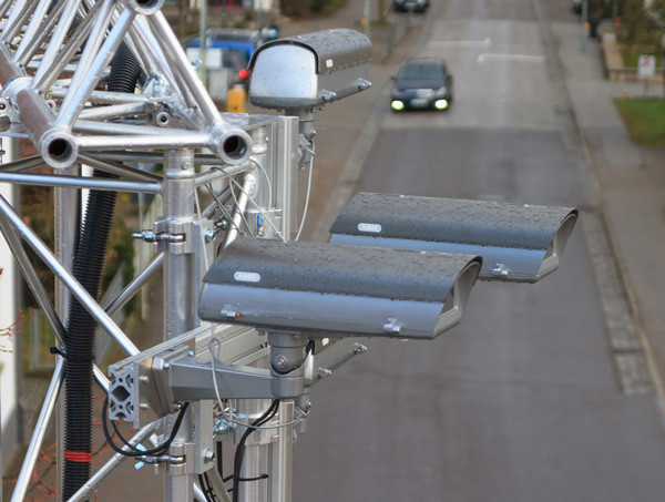 Les voitures communiquent avec les lampadaires en milieu urbain