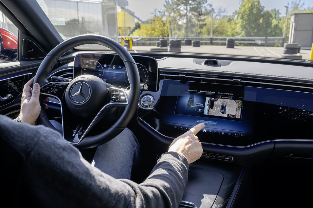 Les fonctions de stationnement automatisé réduisent le stress lors du stationnement