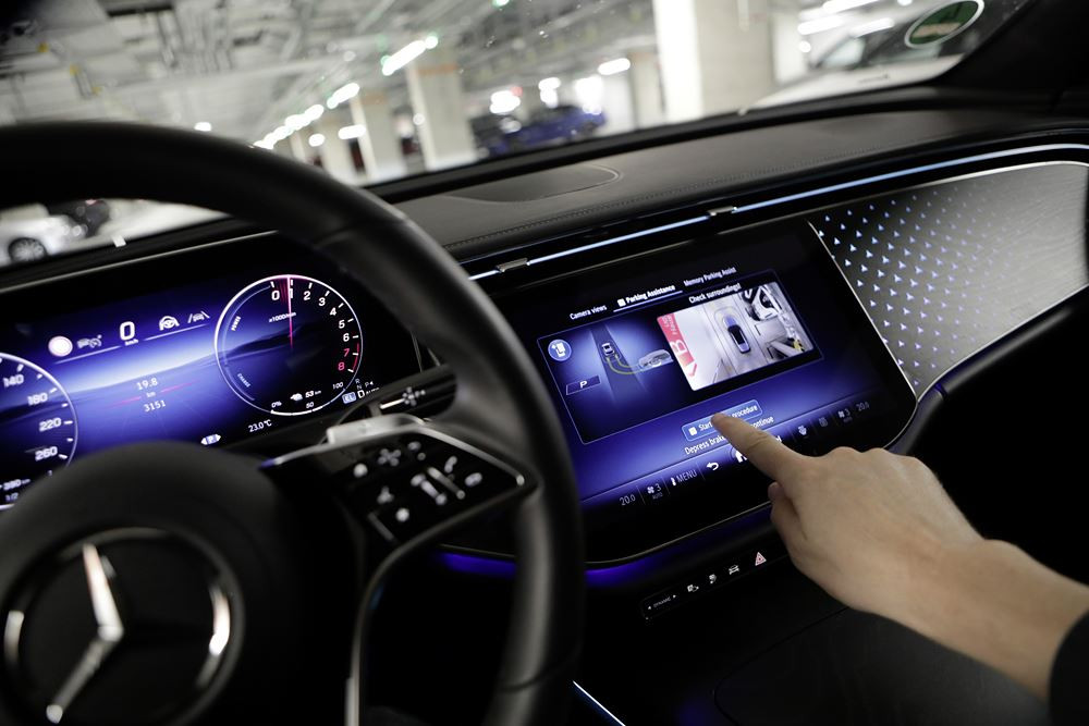 Les fonctions de stationnement automatisé réduisent le stress lors du stationnement