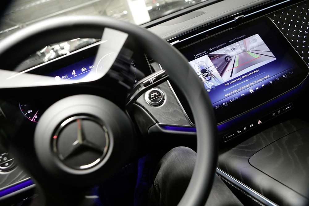 Les fonctions de stationnement automatisé réduisent le stress lors du stationnement