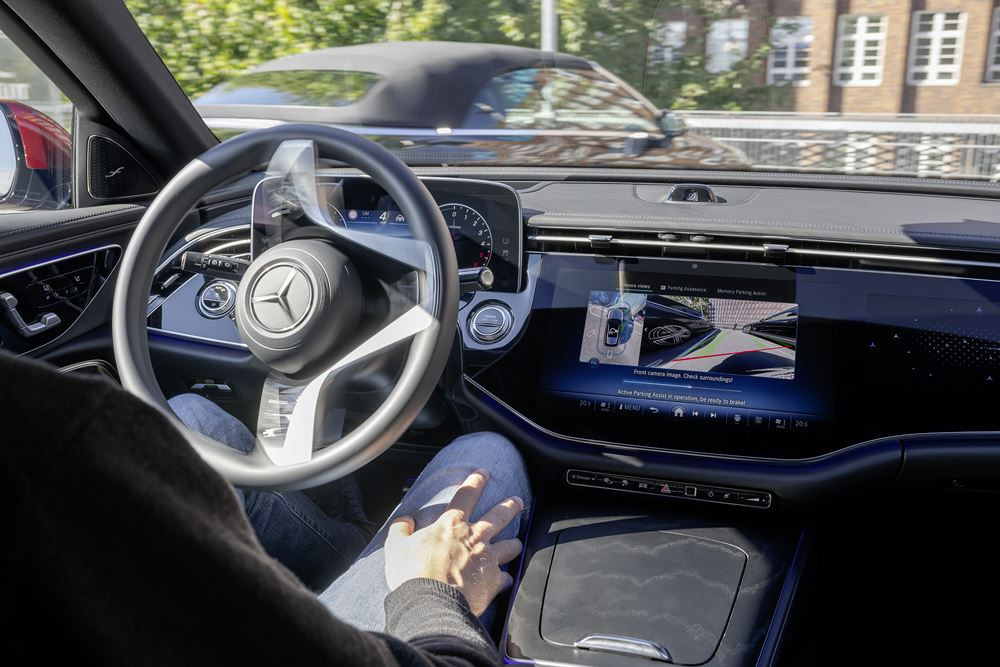 Les fonctions de stationnement automatisé réduisent le stress lors du stationnement