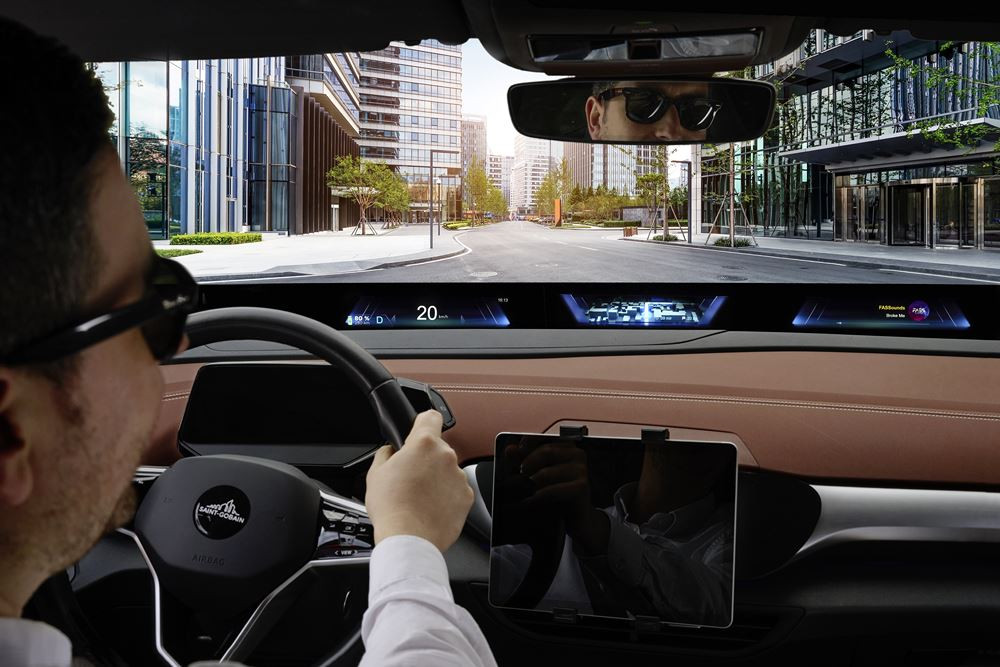 Le pare-brise Sekurit Immersive Vision est doté d'un bandeau d'affichage panoramique