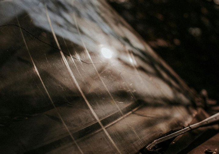 Le remplacement abusif de pare-brise perdure alors que la réparation par injection de résine suffirait