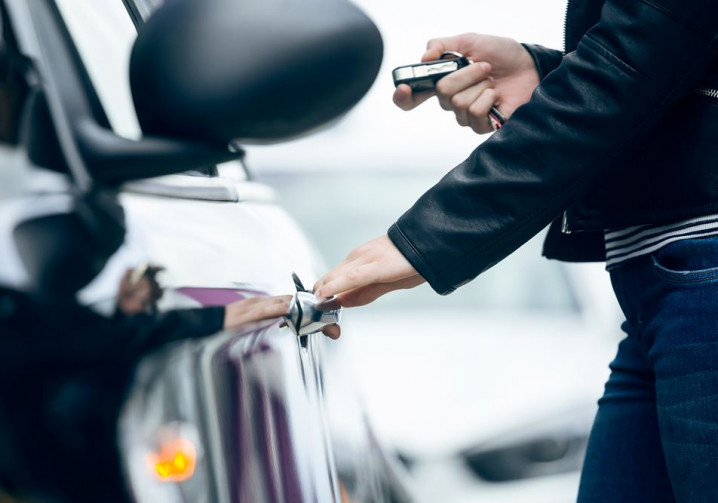 Voiture de fonction : quels sont les avantages et inconvénients à connaître ?