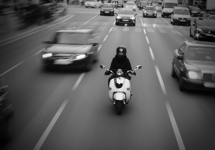 Automobilistes: adaptez votre conduite à la circulation en inter-files des deux roues motorisés