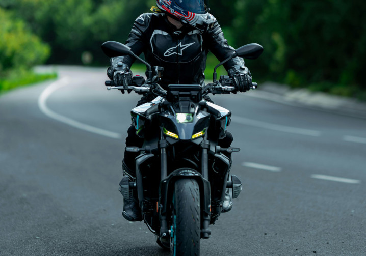Optimisation du pilotage : l'impact des leviers CNC sur la performance et la sécurité de la moto