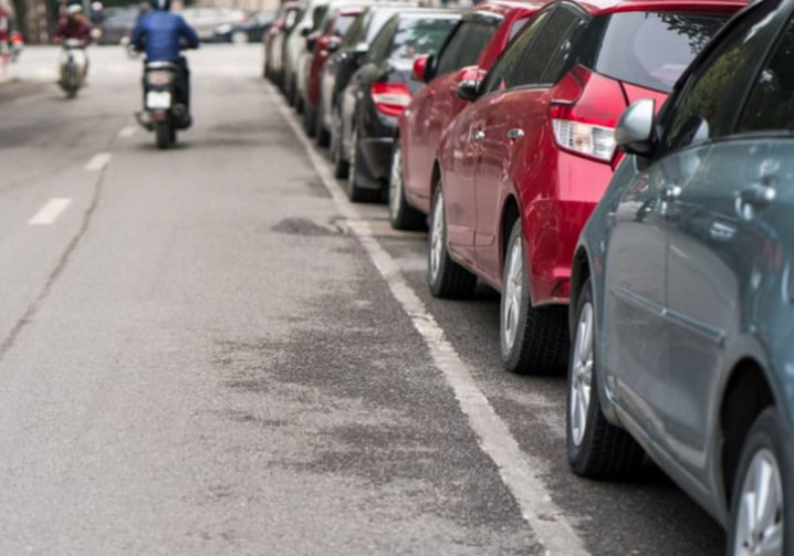 Le stationnement à contre sens de la circulation est interdit sauf signalisation contraire