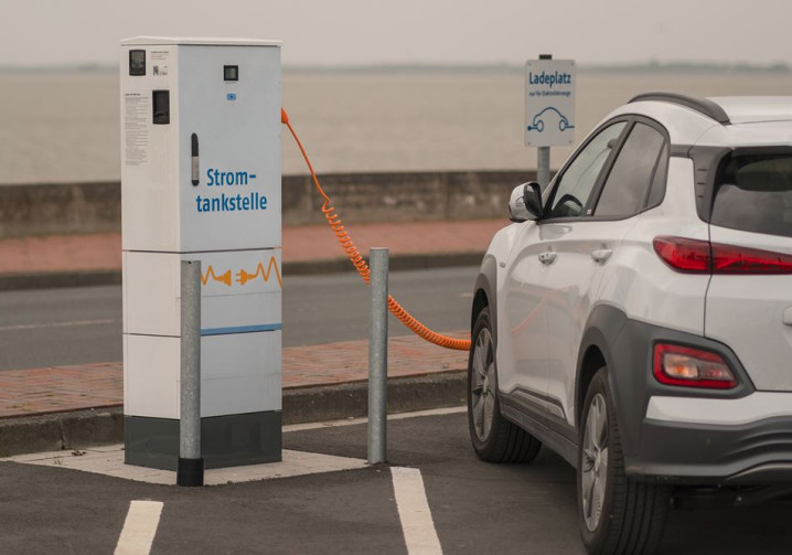 Voiture électrique au quotidien sans possibilité de recharge privée : possible ou impossible ?