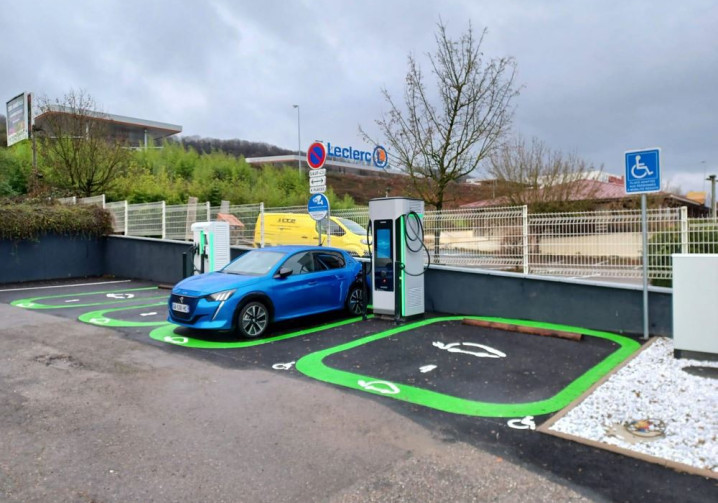 Des conseils à connaître avant de prendre la route pour un premier été avec un véhicule électrique