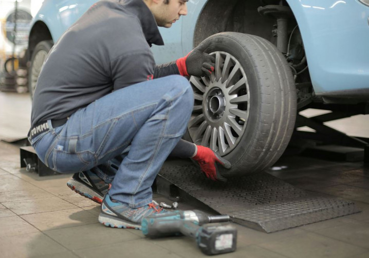 Que faire en cas de crevaison lente lors des longs week-ends sur la route?