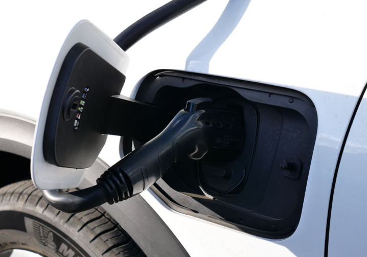 Comment préserver la santé de la batterie d'un véhicule électrique lors des pics de chaleur ?