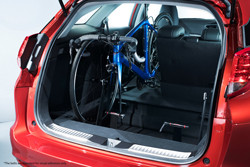 Un porte-vélos accueille deux vélos dans le coffre de la Honda Civic Tourer