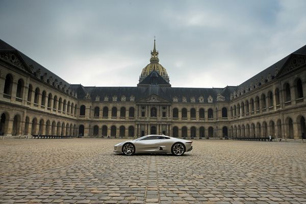 Le concept Jaguar C-X75 reçoit le Louis Vuitton Classic Concept Award 2010