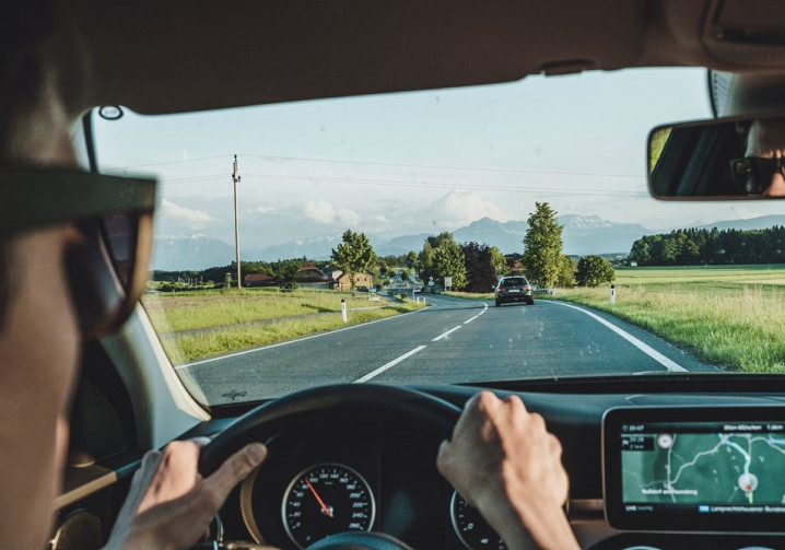 La voiture est le moyen de transport indémodable et préféré des Français pour les vacances d'été 2024