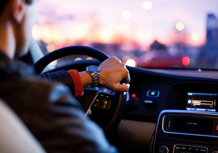 La voiture occupe une place prépondérante dans les trajets domicile-travail des actifs français en 2024