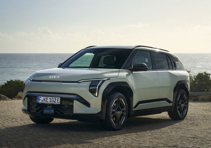 Le SUV compact électrique Kia EV3 élu « World Car of the Year 2025 »