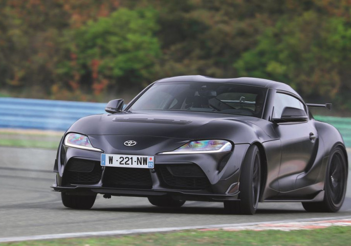 La Toyota GR Supra Final Edition élue Sportive de l'année 2025 par le magazine Échappement
