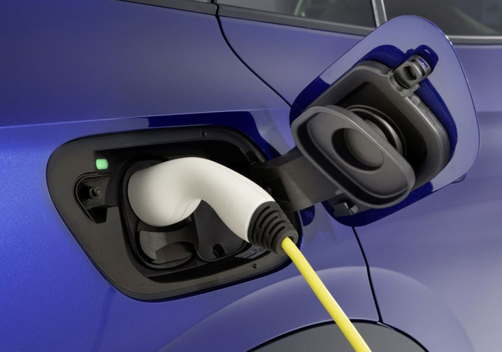 L'adhésion des Français au principe de la voiture électrique ne suffit pas à en déclencher l'adoption