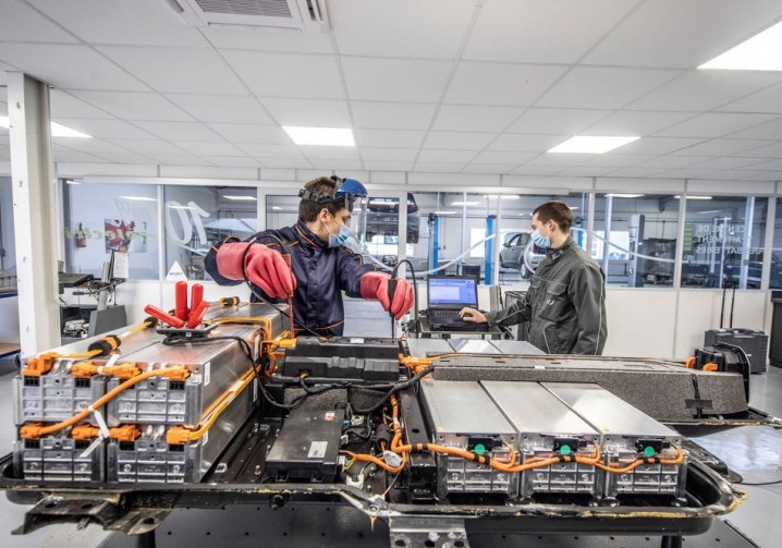Le système de gestion de batterie surveille en permanence les paramètres clés