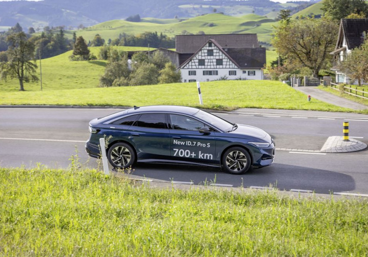 La Volkswagen ID.7 Pro S dotée d'une batterie de 86 kWh parcourt 794 km avec une seule recharge à une vitesse moyenne de 51 km/h