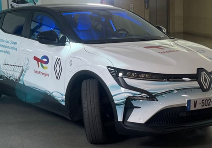 Le refroidissement par immersion d'une batterie haute tension de véhicule électrique réduit le temps de charge