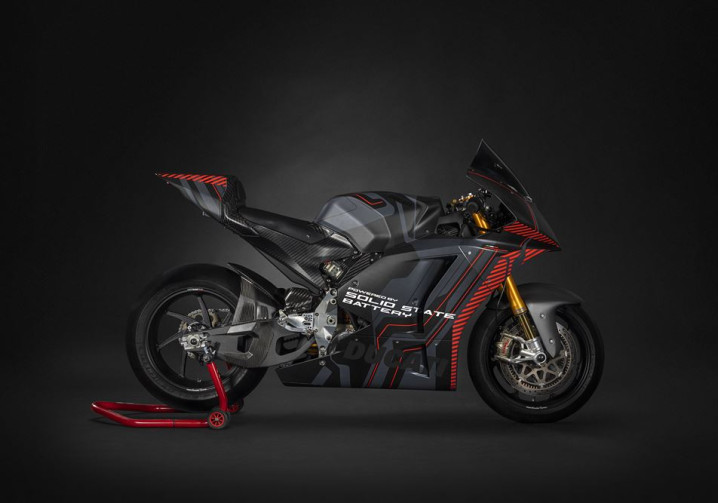 Un démonstrateur de moto électrique dotée d’une batterie à semi-conducteurs