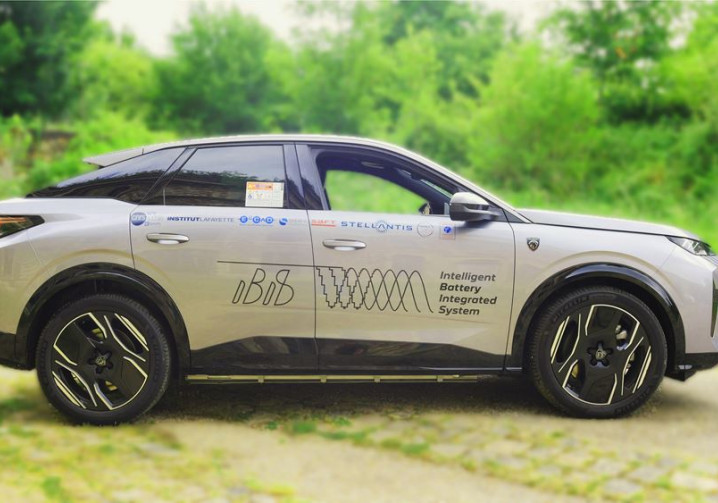 Le système « Intelligent Battery Integrated System » permet de supprimer le chargeur et l'onduleur