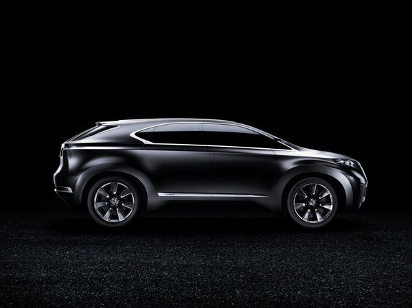 Lexus présente un concept-car hybride à la ligne puissante