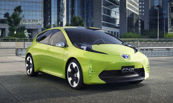 Toyota présente son concept de citadine hybride FT-CH à Paris