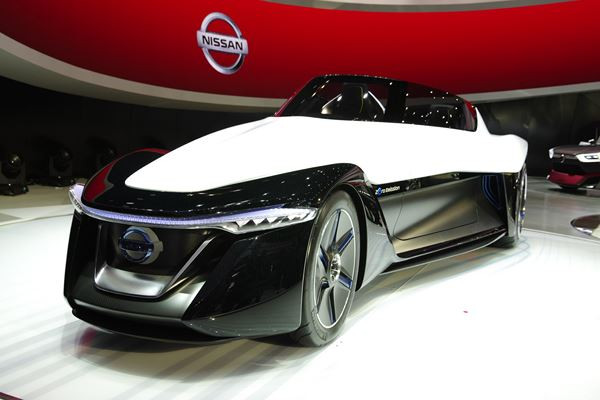 Le design radical du concept-car Nissan BladeGlider est inspiré du vol à voile