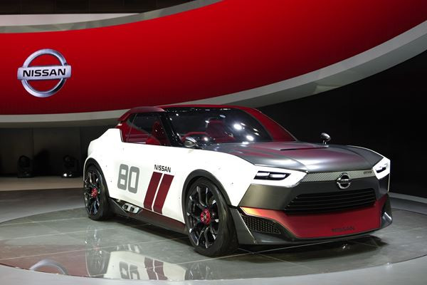 Un concept Nissan IDx Nismo aux formes de voiture de course des années 80