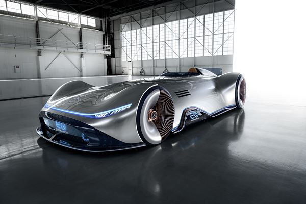 Le show car Vision EQ Silver Arrow Mercedes affiche une silhouette sportive