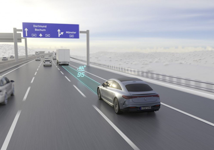 Le système de conduite automatisée de niveau 3 Mercedes suit un véhicule sur l'autoroute jusqu'à 95 km/h