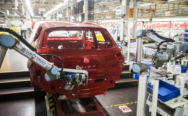 Un robot collaboratif fixe le lettrage du nom du modèle sur les voitures Seat