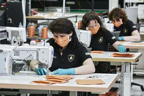 Lamborghini produit des masques chirurgicaux et des écrans de protection