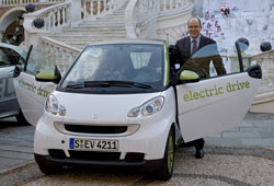 Dix Smart Fortwo Electric Drive dans les rues de Monaco en 2010