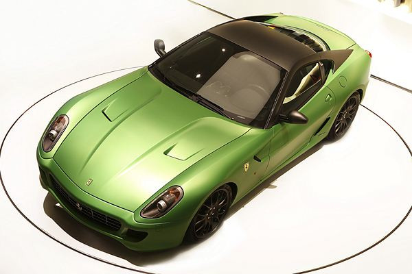 Ferrari présente un prototype hybride de la 599
