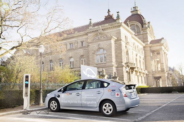 Une centaine de véhicules hybrides rechargeables Toyota en test à Strasbourg
