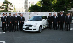 Des prototypes de la Suzuki Swift hybride rechargeable en test dans la ville de Hamamatsu